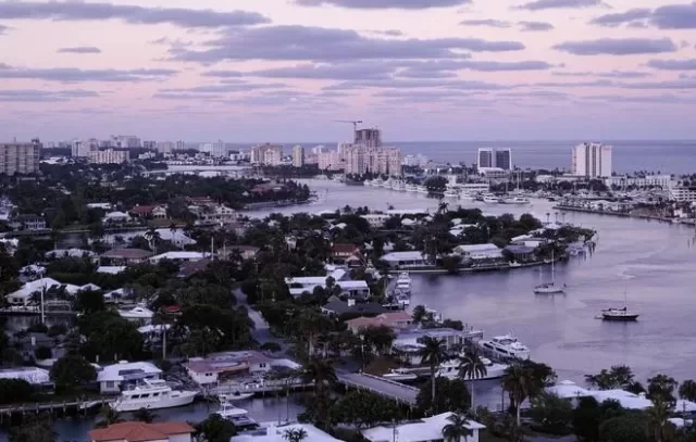 fort-lauderdale-waterfront-skyline-blog Fort Lauderdale waterfront skyline with residential homes and canals